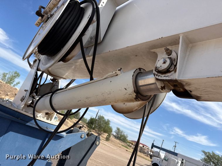 image for item DH1934 2015 Peterbilt 365 crane truck