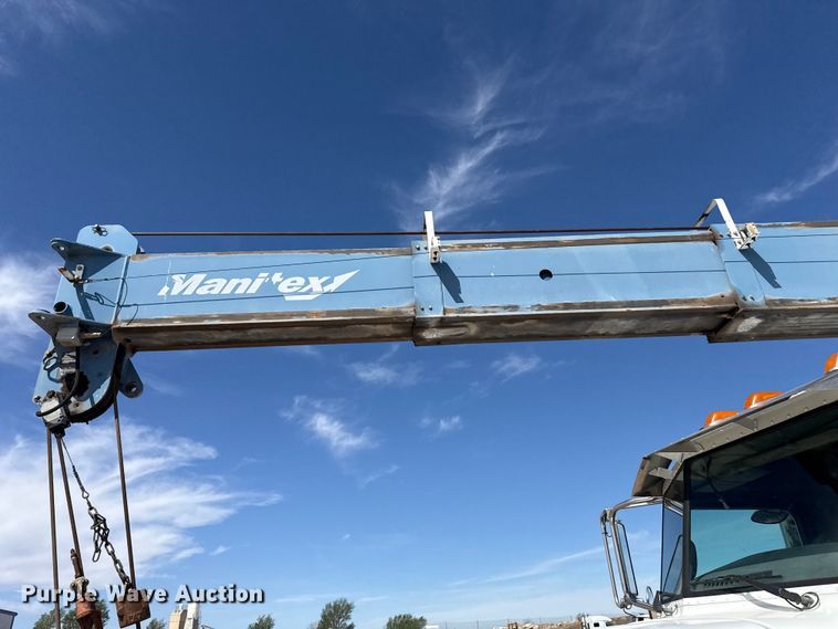 image for item DH1934 2015 Peterbilt 365 crane truck