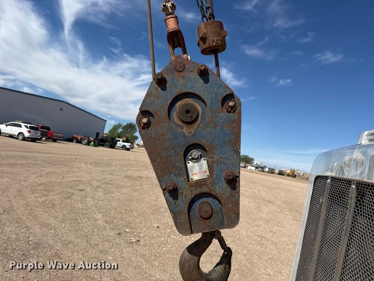 image for item DH1934 2015 Peterbilt 365 crane truck