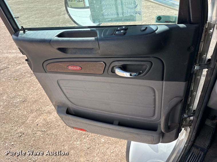 image for item DH1934 2015 Peterbilt 365 crane truck