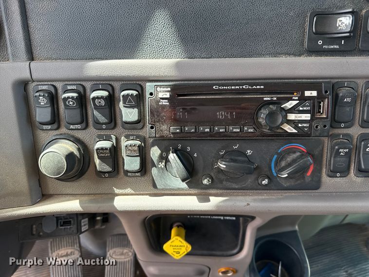 image for item DH1934 2015 Peterbilt 365 crane truck