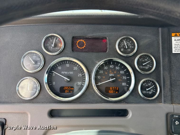 image for item DH1934 2015 Peterbilt 365 crane truck