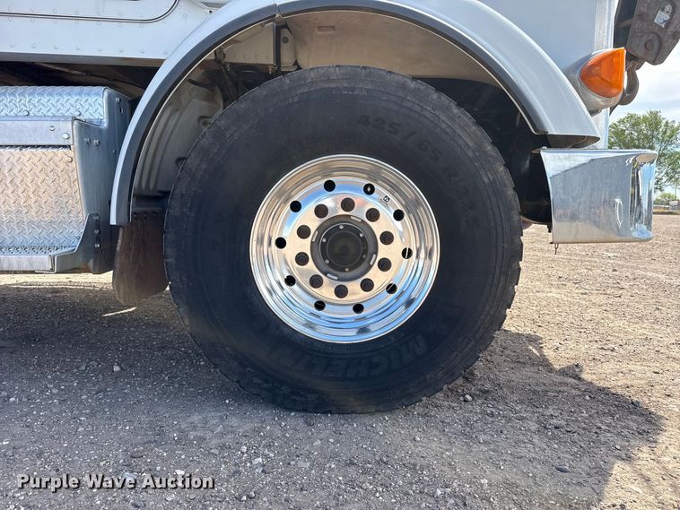 image for item DH1934 2015 Peterbilt 365 crane truck