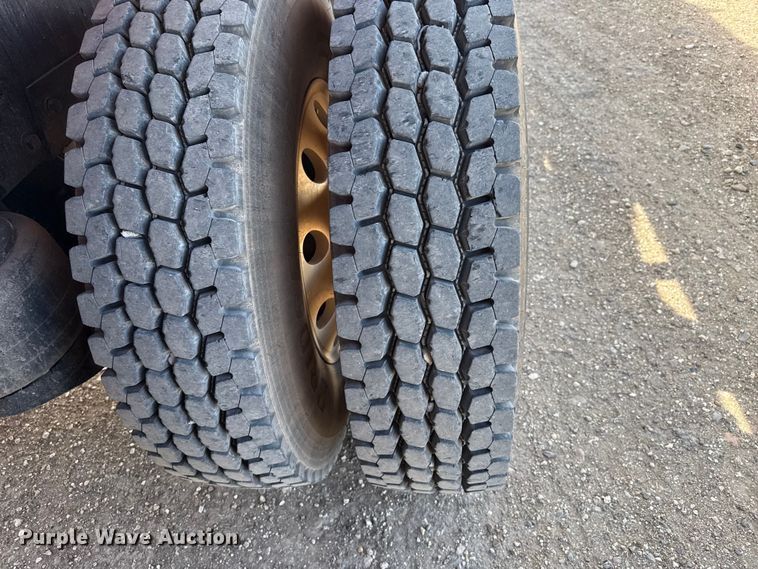 image for item DH1934 2015 Peterbilt 365 crane truck