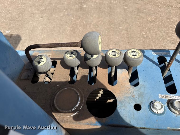 image for item DH1935 2016 Peterbilt 365 crane truck