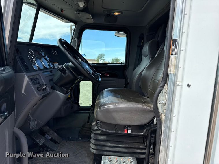 image for item DH1935 2016 Peterbilt 365 crane truck