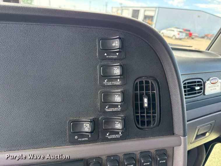 image for item DH1935 2016 Peterbilt 365 crane truck