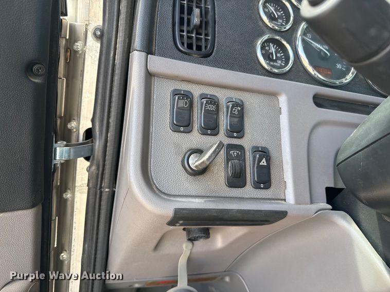 image for item DH1935 2016 Peterbilt 365 crane truck