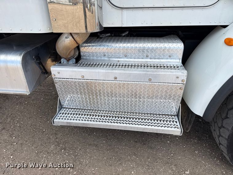 image for item DH1936 2015 Peterbilt 365 crane truck