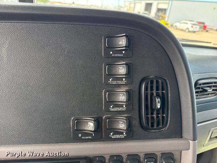 image for item DH1936 2015 Peterbilt 365 crane truck