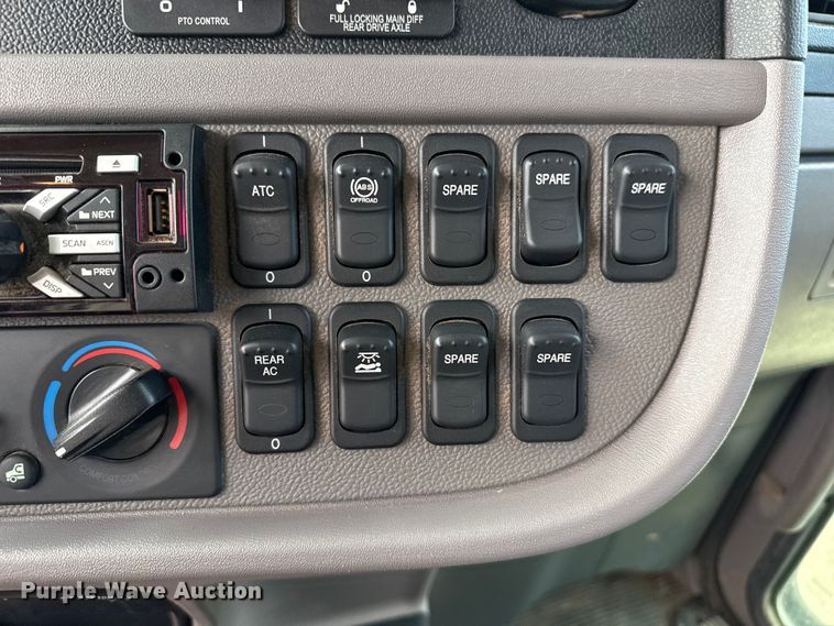 image for item DH1936 2015 Peterbilt 365 crane truck