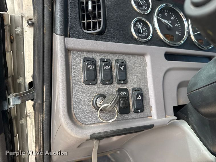 image for item DH1936 2015 Peterbilt 365 crane truck