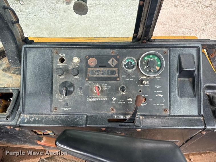 image for item DO8500 1990 John Deere 410C backhoe