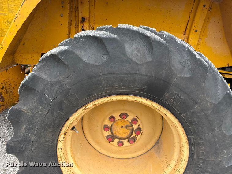 image for item DO8500 1990 John Deere 410C backhoe