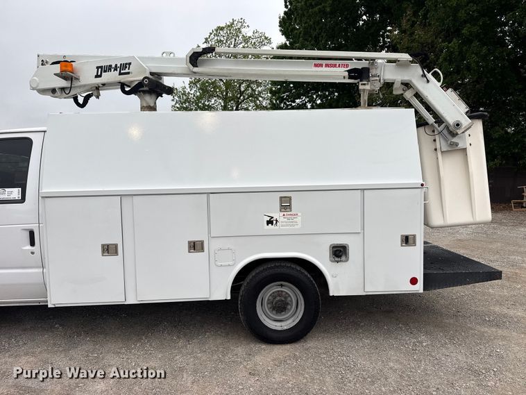 image for item DO8501 2022 Ford E350 Super Duty van with bucket lift
