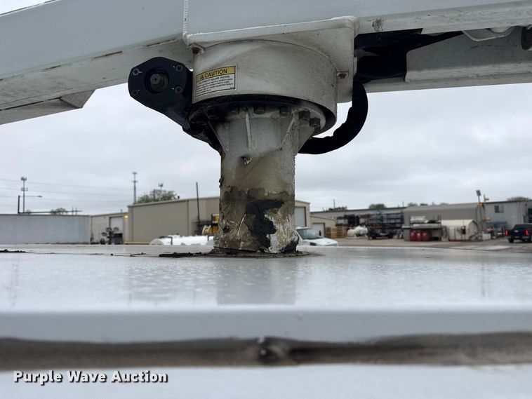 image for item DO8501 2022 Ford E350 Super Duty van with bucket lift