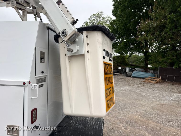 image for item DO8501 2022 Ford E350 Super Duty van with bucket lift