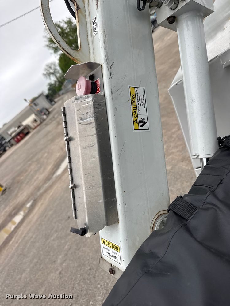 image for item DO8501 2022 Ford E350 Super Duty van with bucket lift