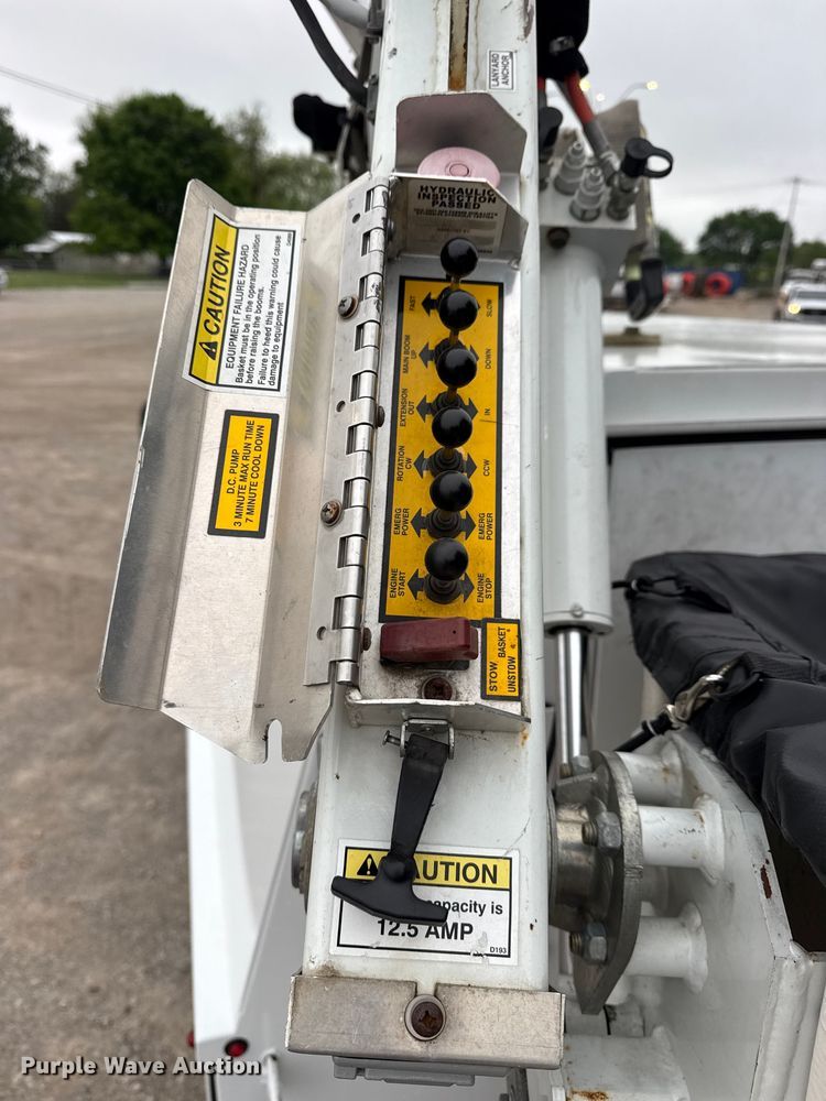 image for item DO8501 2022 Ford E350 Super Duty van with bucket lift