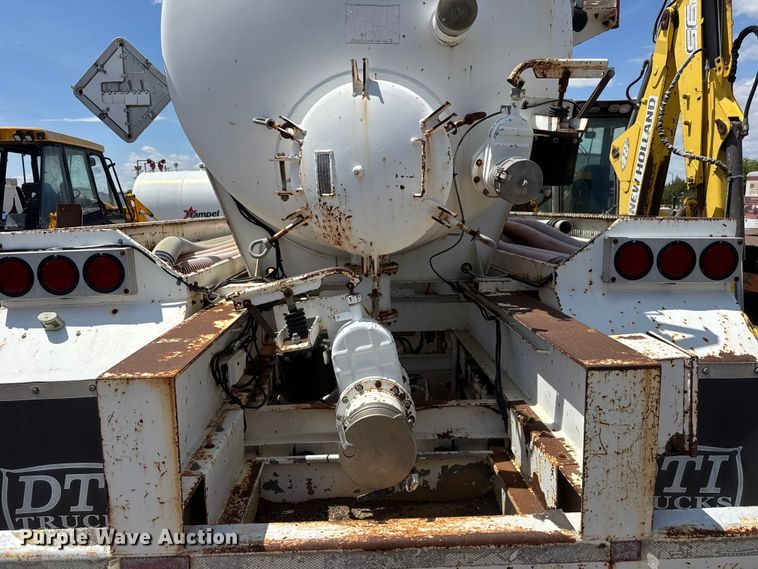 image for item DQ2938 2004 Cusco tank trailer
