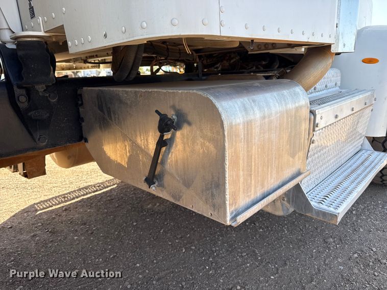 image for item DS6806 2012 Peterbilt 365 crane truck