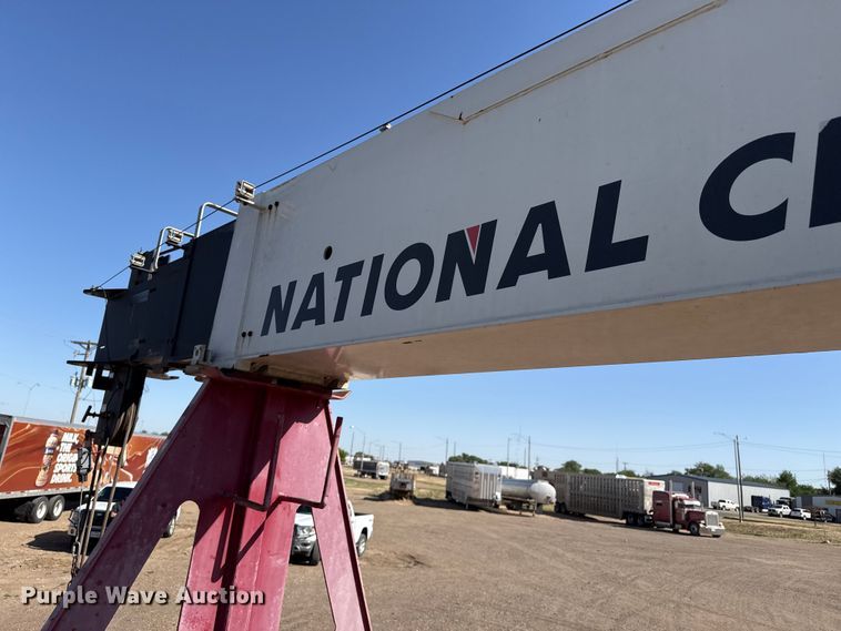image for item DS6806 2012 Peterbilt 365 crane truck