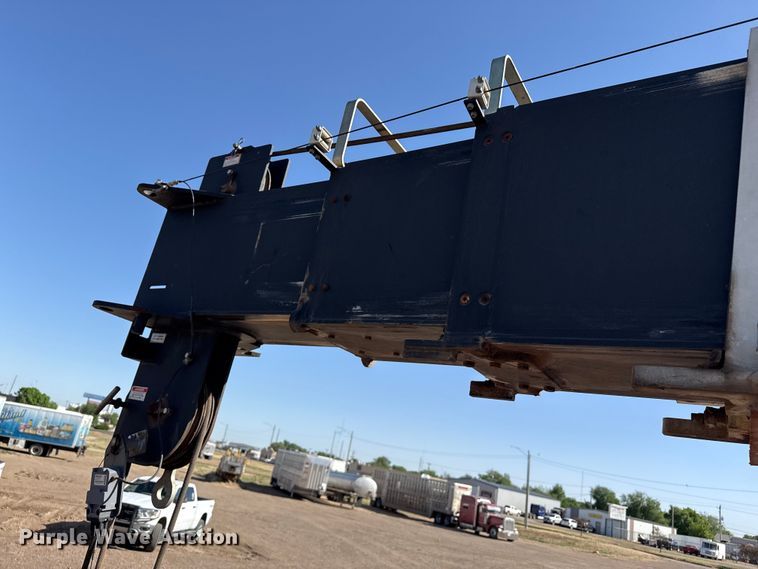 image for item DS6806 2012 Peterbilt 365 crane truck