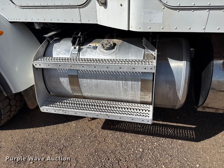 image for item DS6806 2012 Peterbilt 365 crane truck