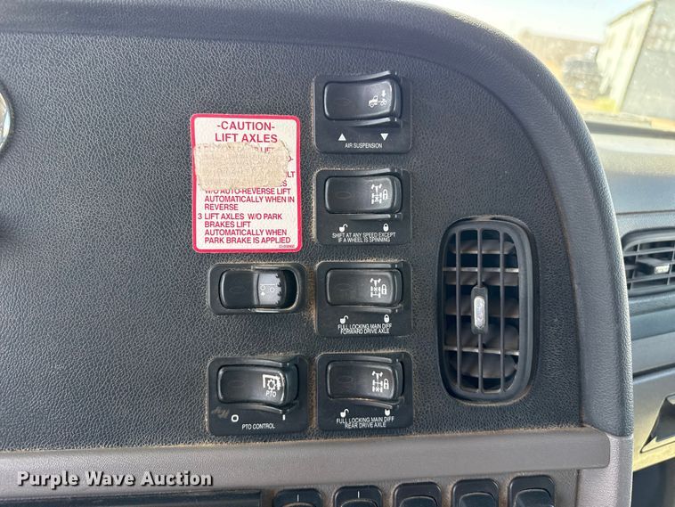 image for item DS6806 2012 Peterbilt 365 crane truck