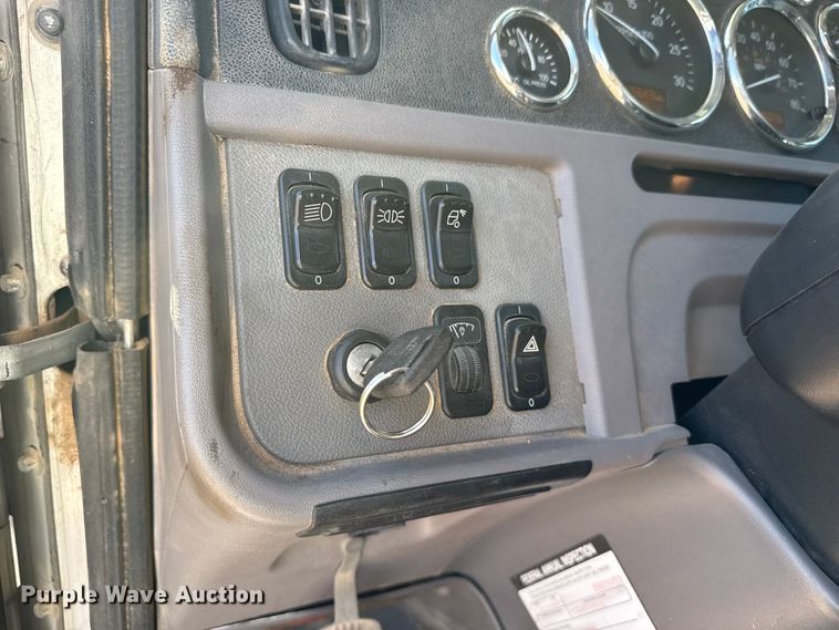 image for item DS6806 2012 Peterbilt 365 crane truck