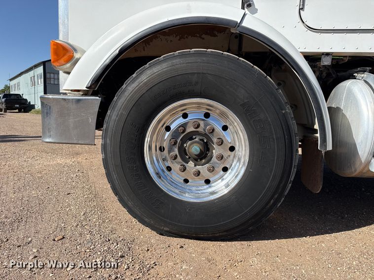 image for item DS6806 2012 Peterbilt 365 crane truck