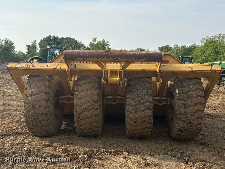 image for item DT0150 John Deere 1812C scraper