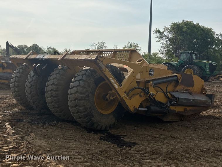 image for item DT0151 John Deere 1812C scraper