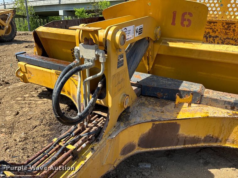 image for item DT0153 John Deere 1812C scraper