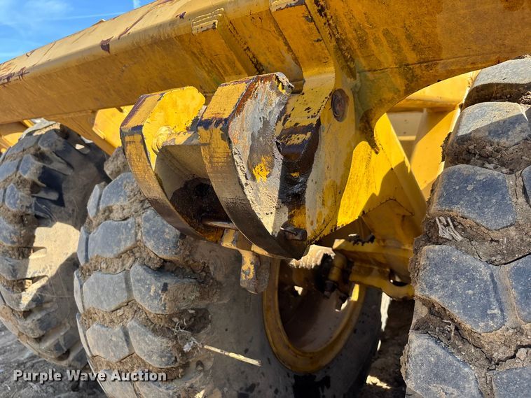 image for item DT0154 John Deere 1812C scraper