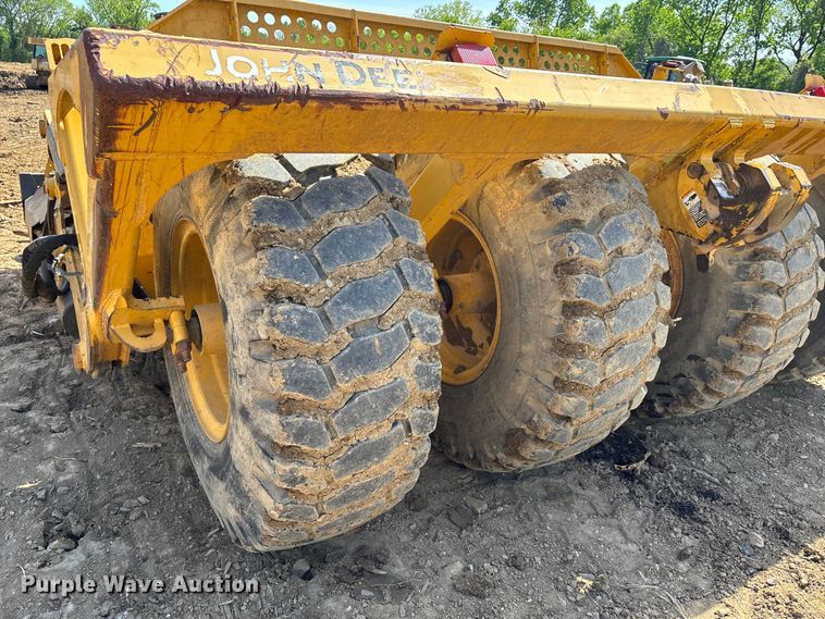 image for item DT0154 John Deere 1812C scraper