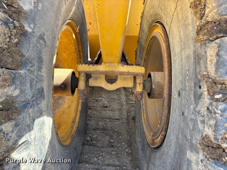 image for item DT0154 John Deere 1812C scraper