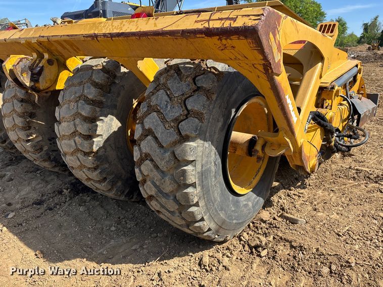 image for item DT0154 John Deere 1812C scraper