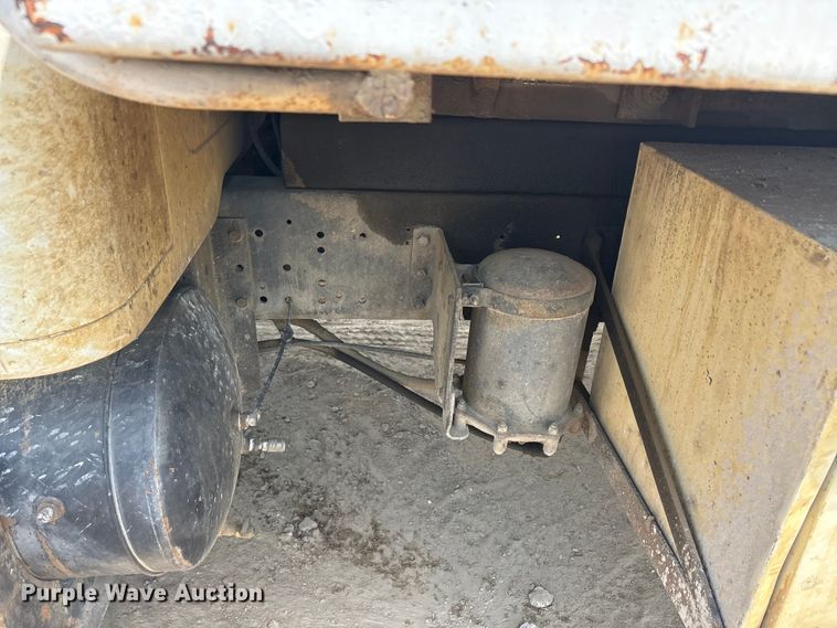 image for item DT0168 2000 International 4700 dump truck