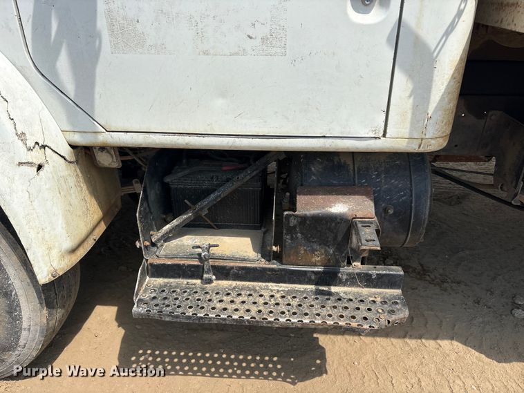 image for item DT0168 2000 International 4700 dump truck