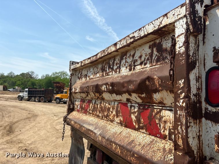 image for item DT0168 2000 International 4700 dump truck