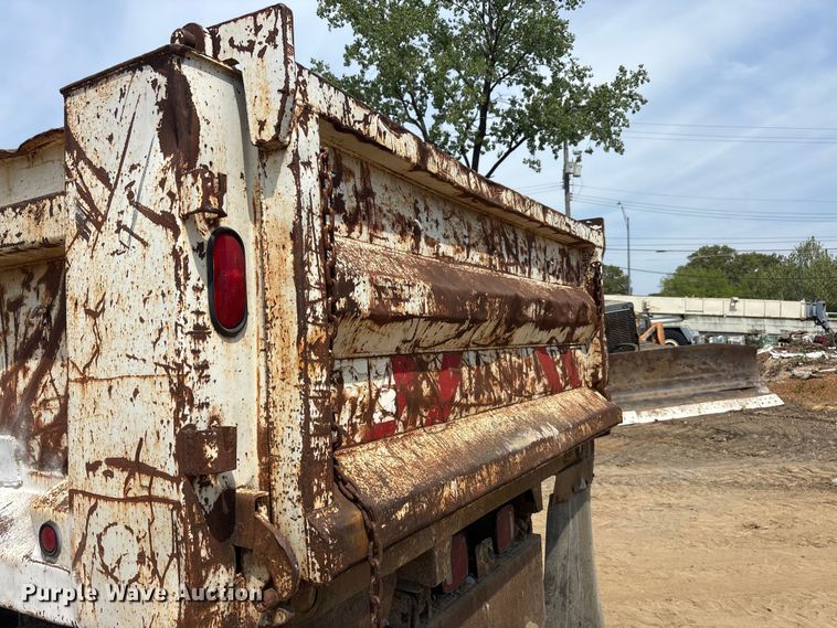 image for item DT0168 2000 International 4700 dump truck