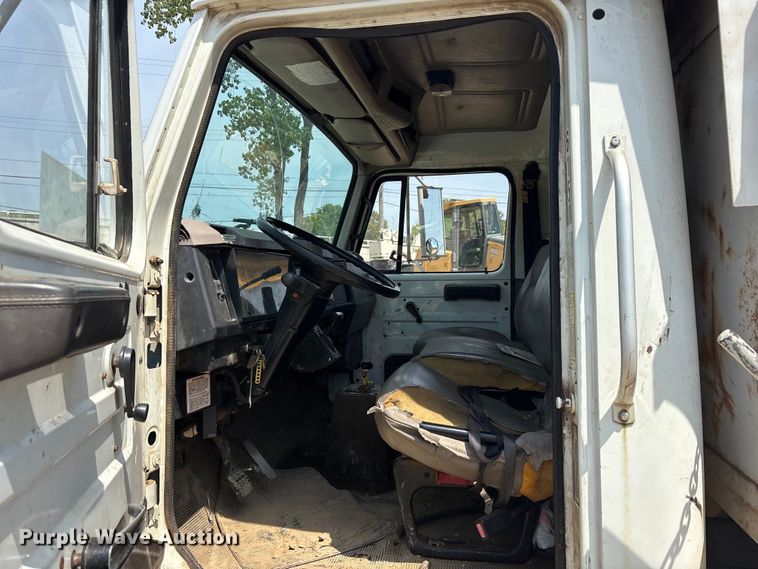 image for item DT0168 2000 International 4700 dump truck