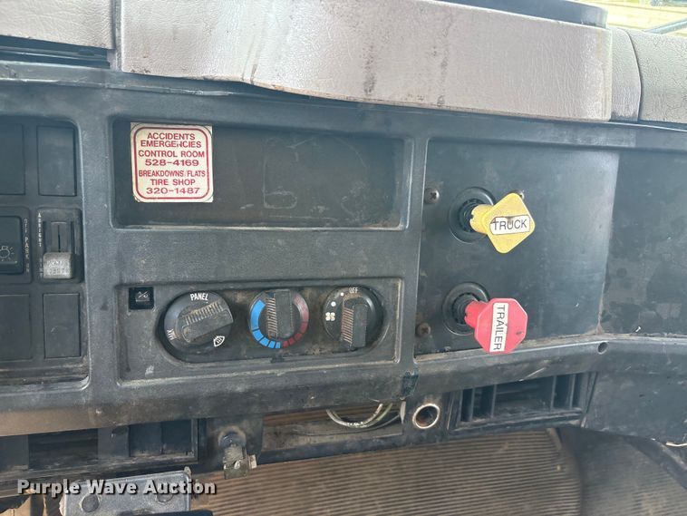 image for item DT0168 2000 International 4700 dump truck
