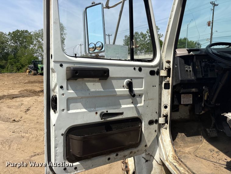 image for item DT0168 2000 International 4700 dump truck