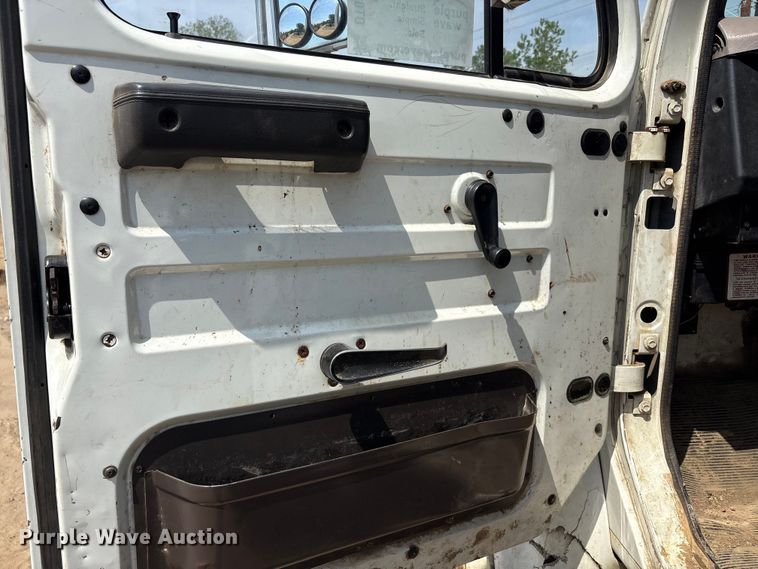 image for item DT0168 2000 International 4700 dump truck