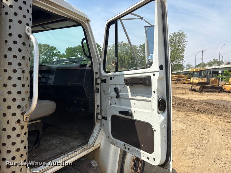 image for item DT0168 2000 International 4700 dump truck