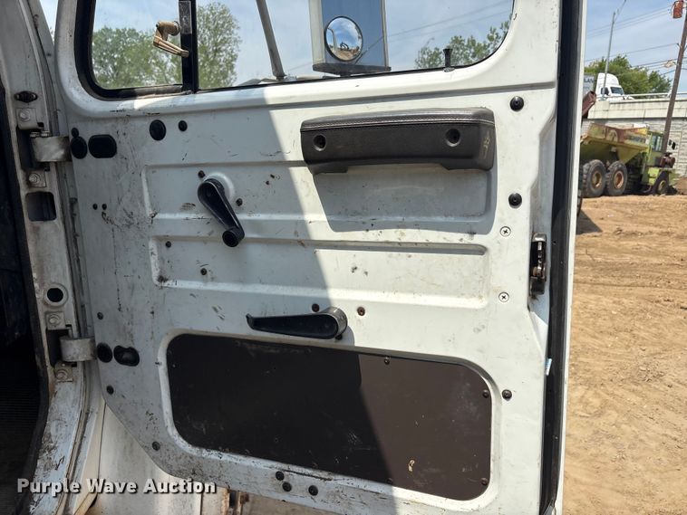 image for item DT0168 2000 International 4700 dump truck
