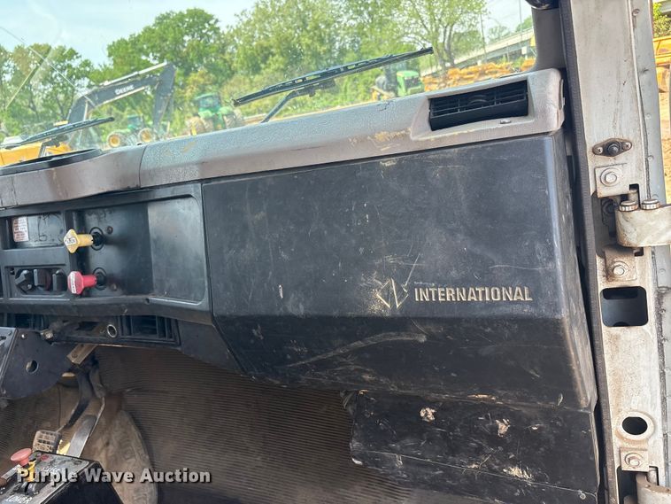 image for item DT0168 2000 International 4700 dump truck