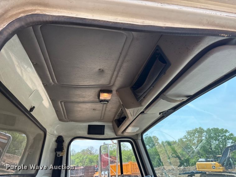 image for item DT0168 2000 International 4700 dump truck